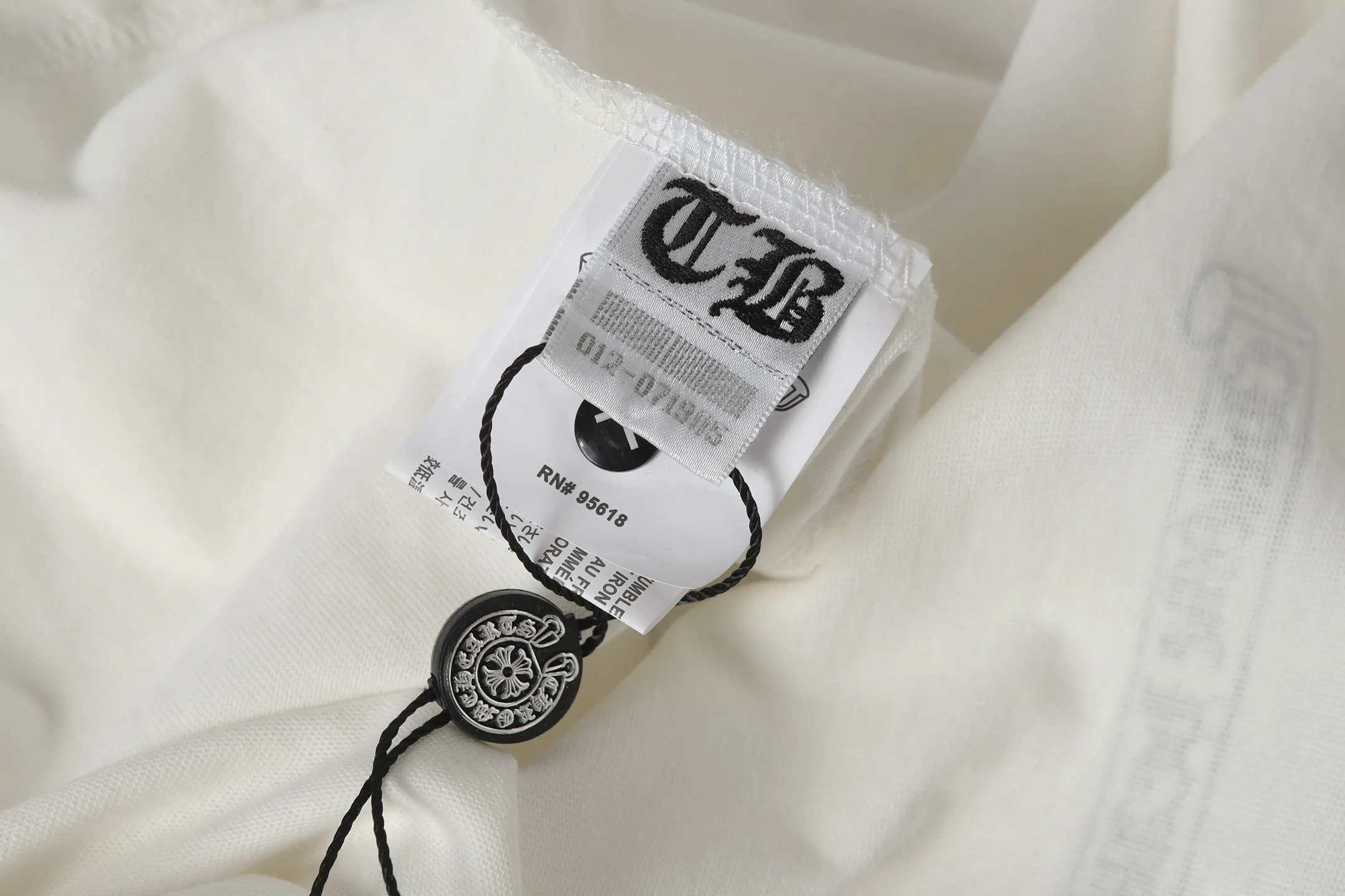 P160 Cross-border model. Those who pursue quality, please do not place an order. -Chrome Hearts/Chrome Hearts Sanskrit color printed popular long-sleeved T-shirt -High weight, high density and high quality. The wool is soft, delicate and skin-friendly. It feels soft and silky. It has excellent warmth and skin-friendly properties.